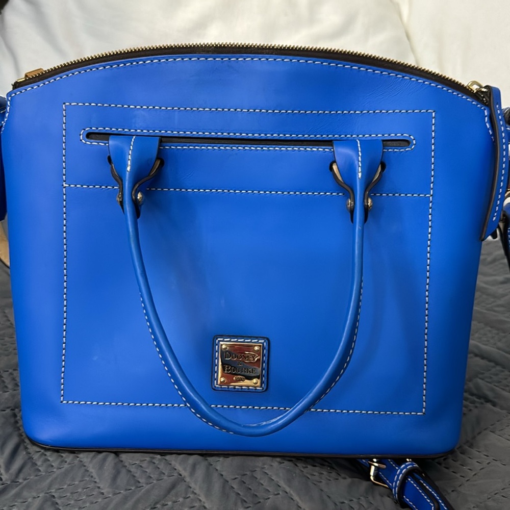 Large Dooney satchel in excellent conditions. No signs of wear no stains